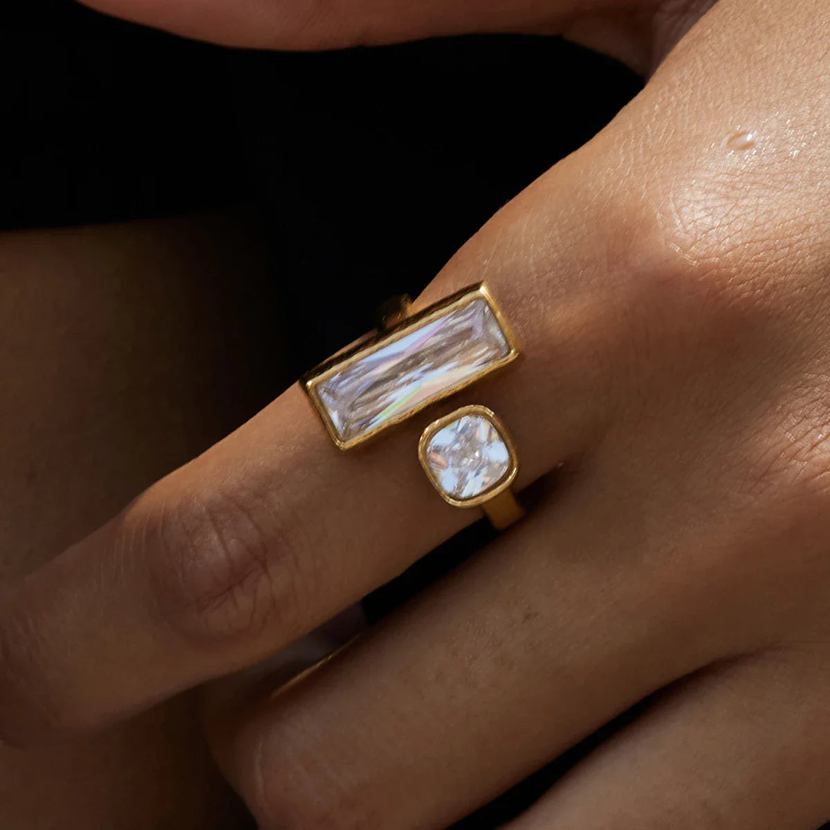 Youthway Anéis delicados de zircônia geométrica para mulheres, minimalistas, banhados a ouro 18k, anéis de aço inoxidável, joias da moda, presente para meninas