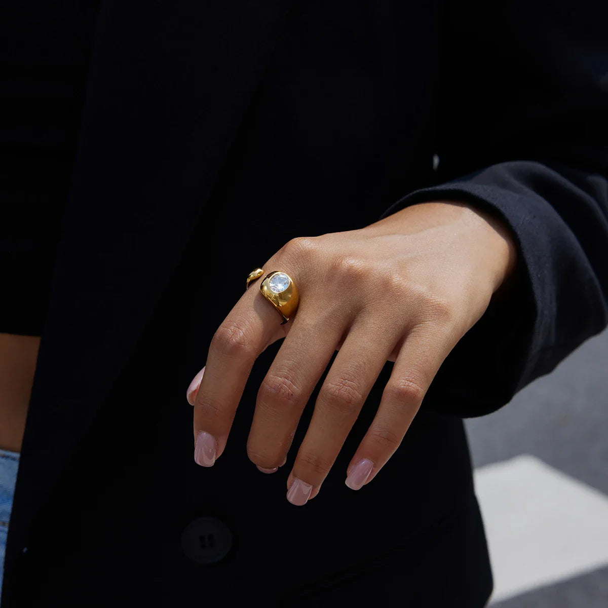 Youthway Anéis delicados de zircônia geométrica para mulheres, minimalistas, banhados a ouro 18k, anéis de aço inoxidável, joias da moda, presente para meninas