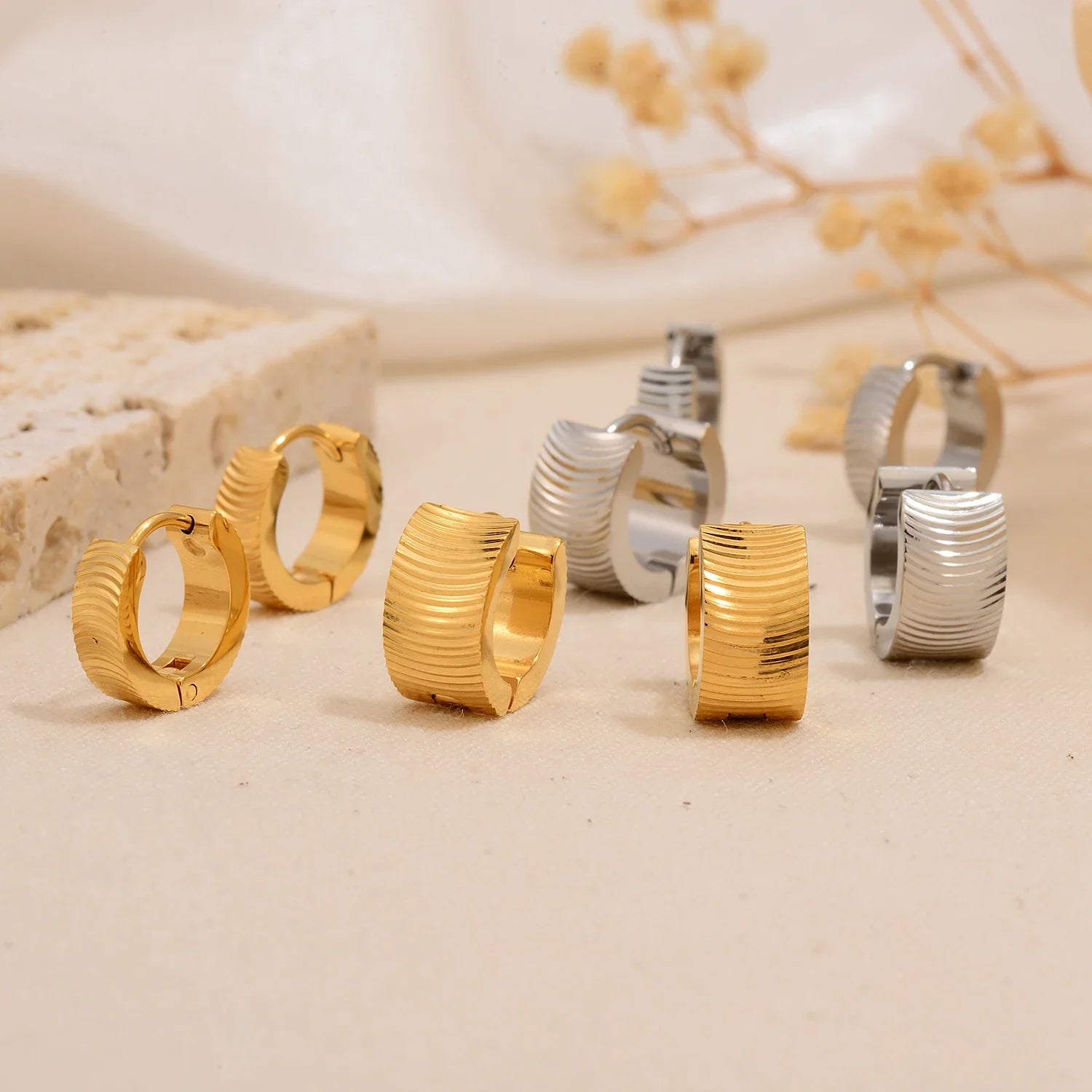 Brincos Clássicos Listrados, Pequenos, em Aço Inoxidável com Revestimento de Ouro 18K, Hipoalergênicos para Mulheres, Presente de Joias Delicadas para o Dia a Dia