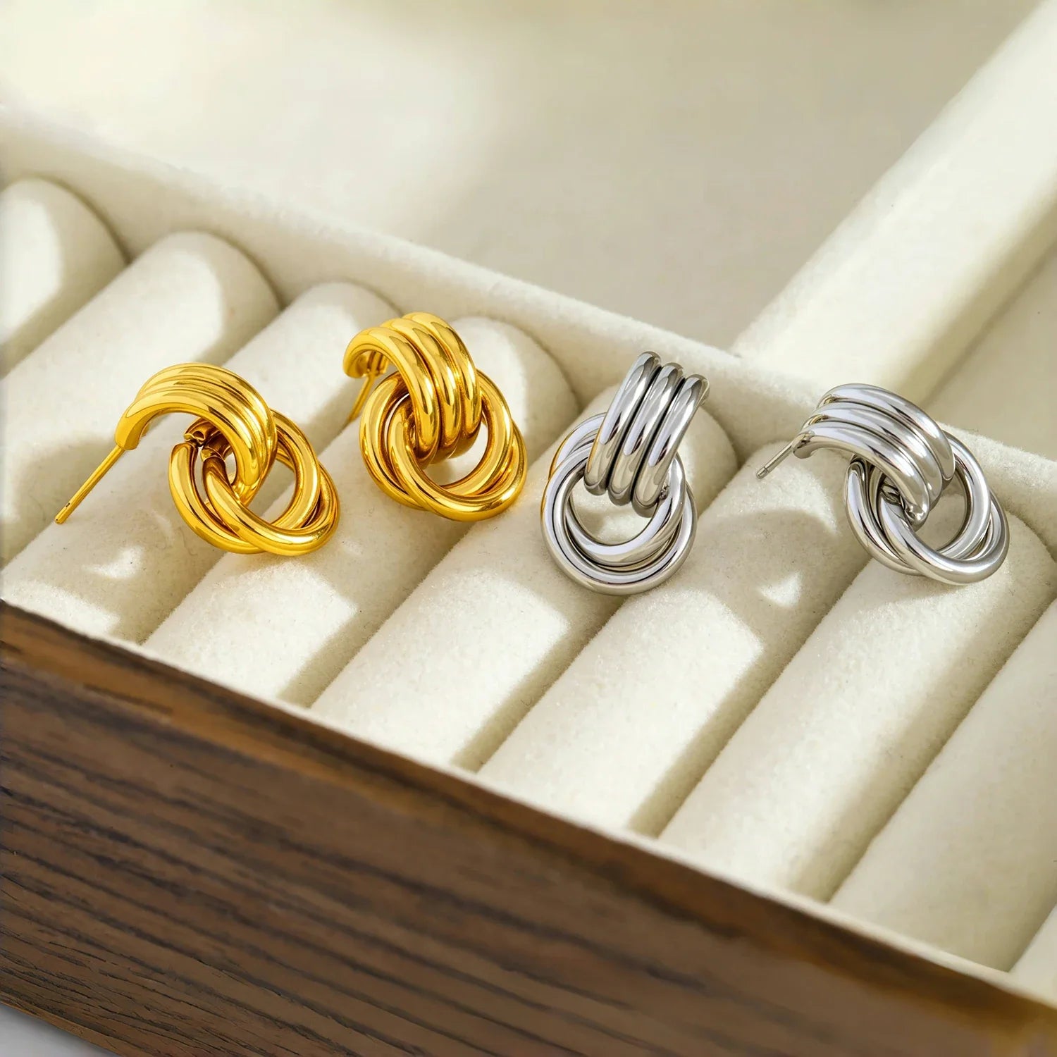 Brincos de argola com nó torcido – joias de aço inoxidável banhado a ouro 18K, joias minimalistas diárias para mulheres, presente para ela