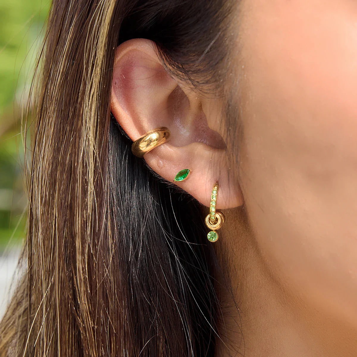 Youthway Brincos delicados com clipe de cristal branco e verde para mulheres, brincos de aço inoxidável banhados a ouro 18K, joias da moda, presente
