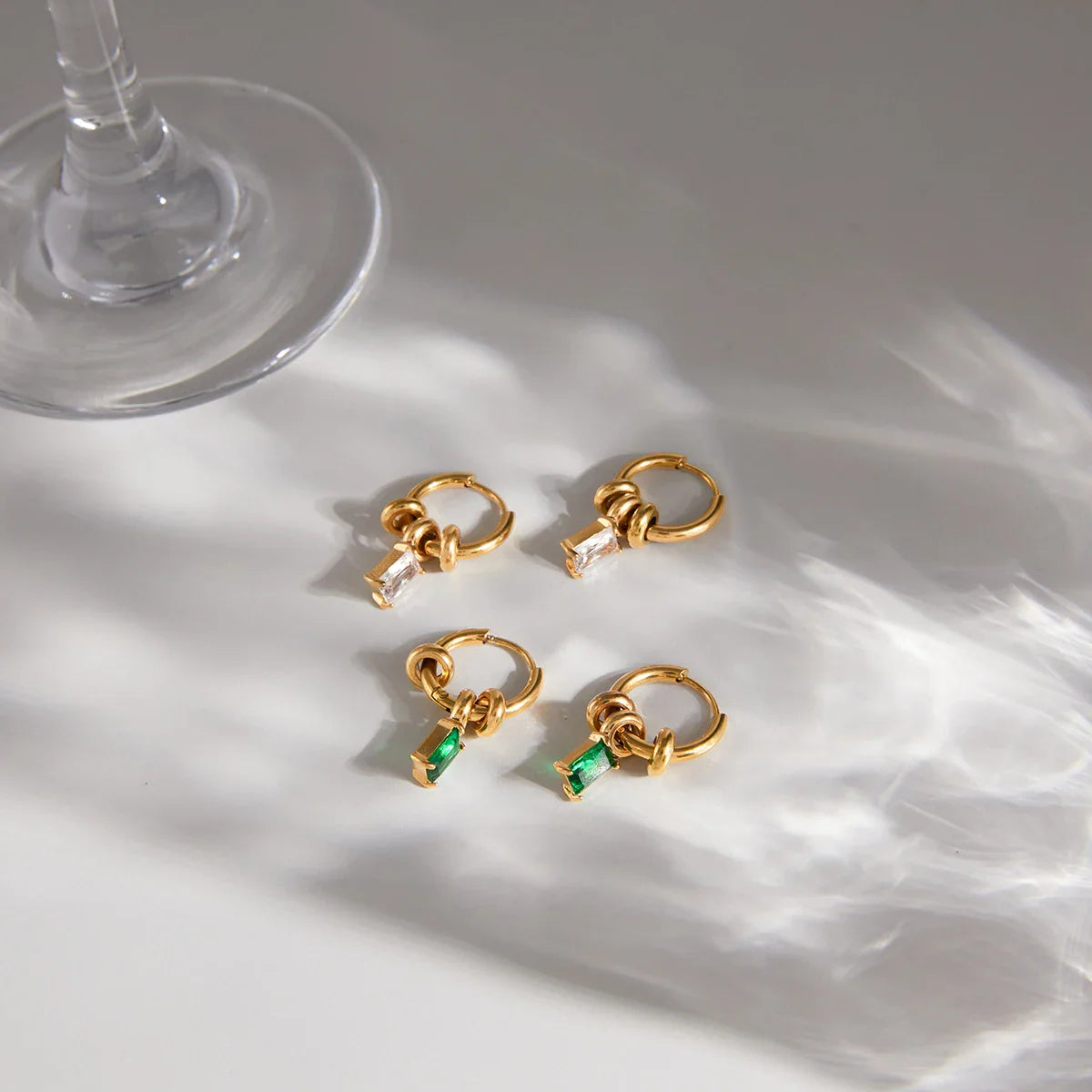 Youthway Brincos elegantes com zircônia verde e branca para mulheres, brincos de aço inoxidável banhados a ouro 18K, joias da moda, presente