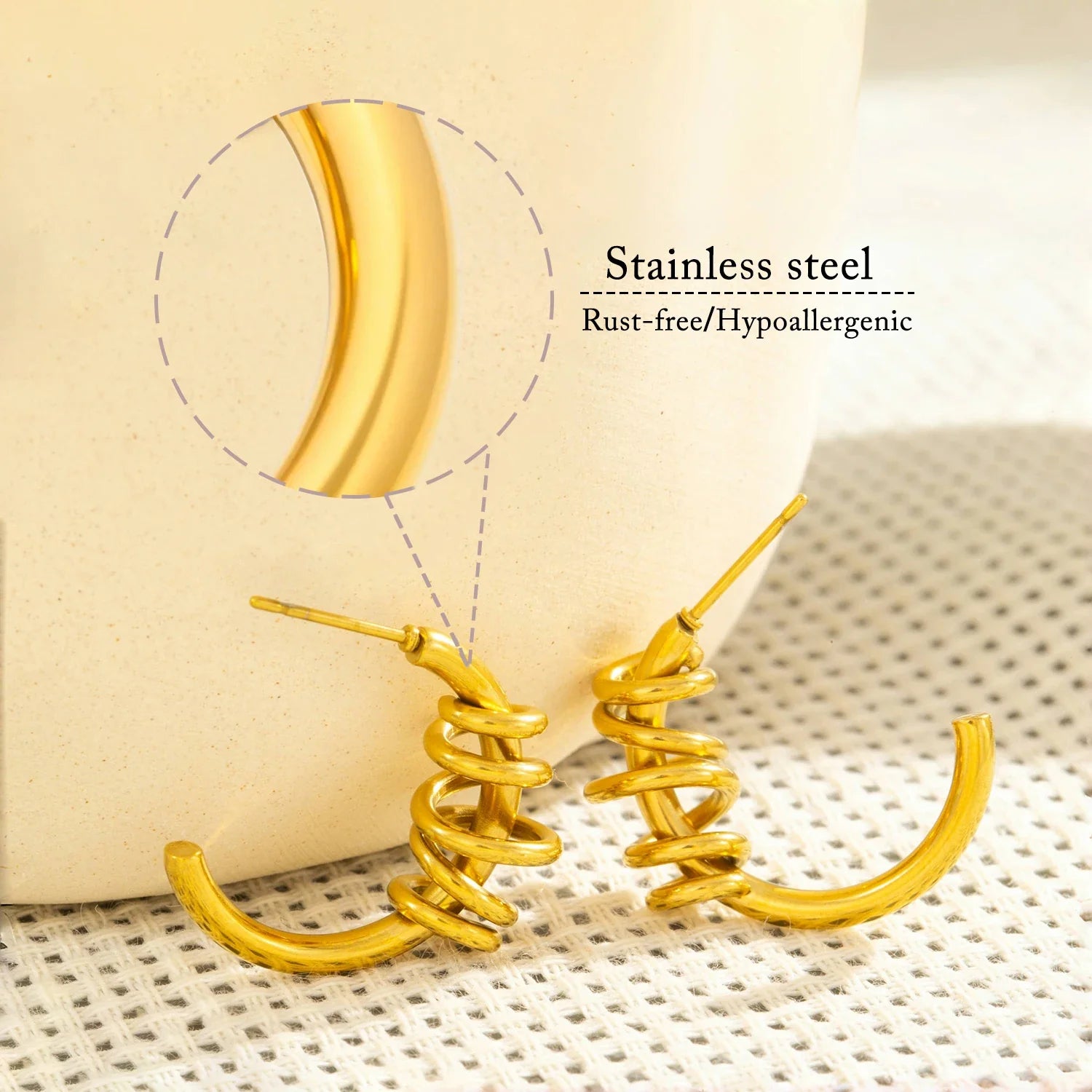 Brincos femininos de meio argola com torção em espiral – aço inoxidável hipoalergênico banhado a ouro 18K, joias leves para orelha e ajuste confortável