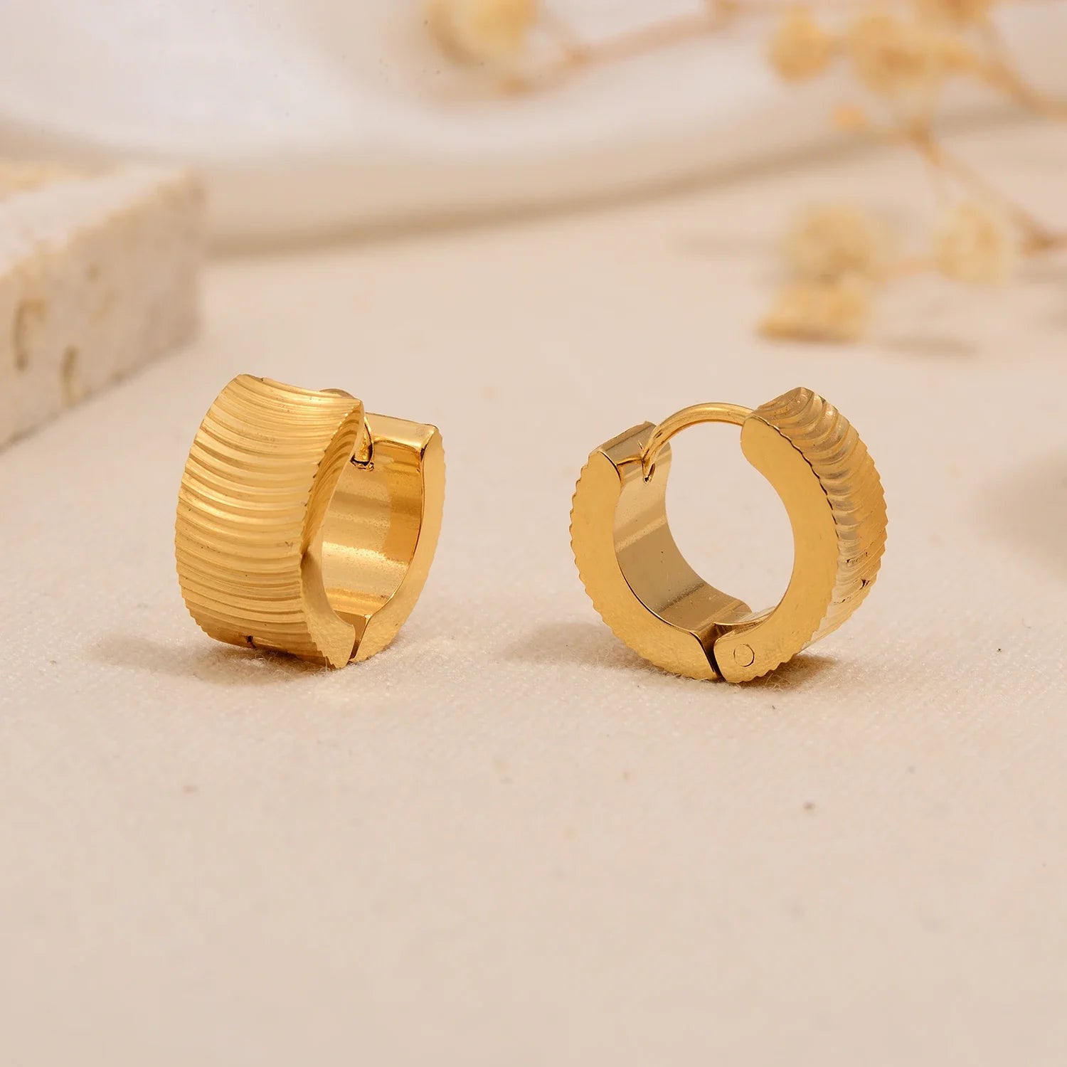 Brincos Clássicos Listrados, Pequenos, em Aço Inoxidável com Revestimento de Ouro 18K, Hipoalergênicos para Mulheres, Presente de Joias Delicadas para o Dia a Dia
