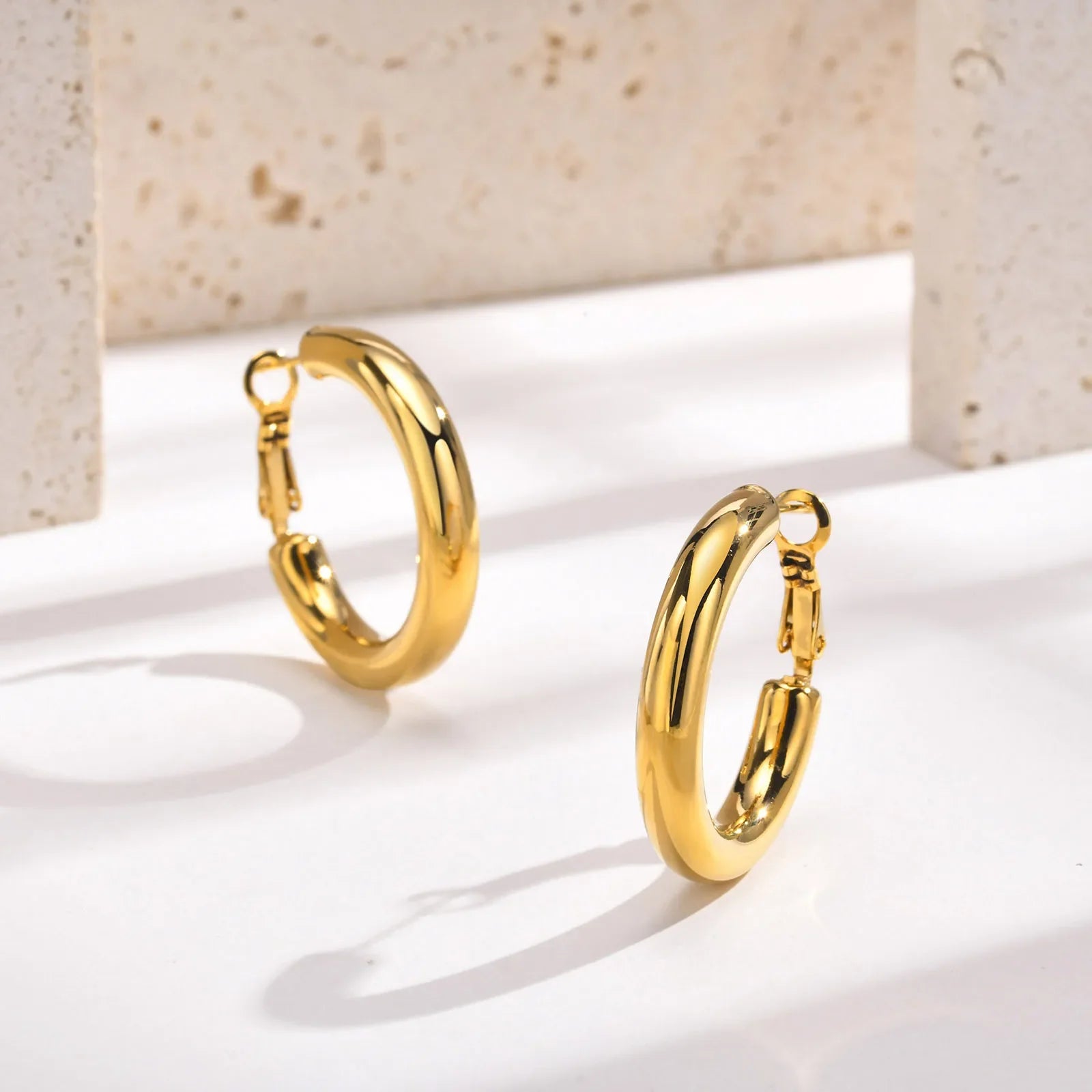 Brincos de argola circulares de 30/40/50 mm para mulheres, joias minimalistas clássicas banhadas a ouro 18k de aço inoxidável hipoalergênico