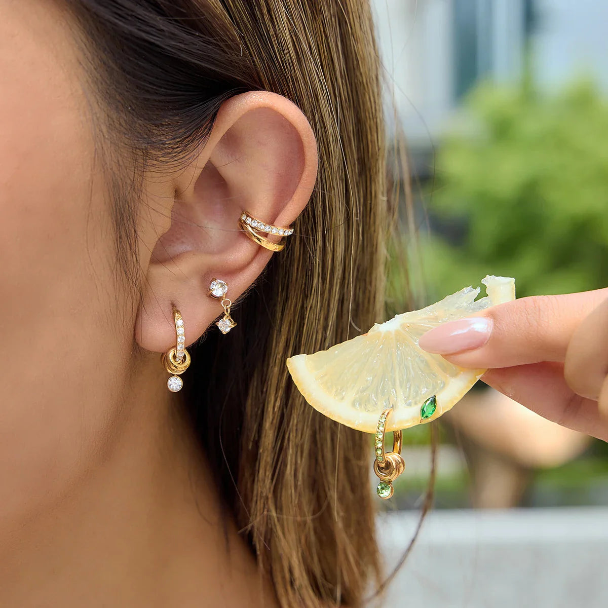 Youthway Brincos delicados com clipe de cristal branco e verde para mulheres, brincos de aço inoxidável banhados a ouro 18K, joias da moda, presente