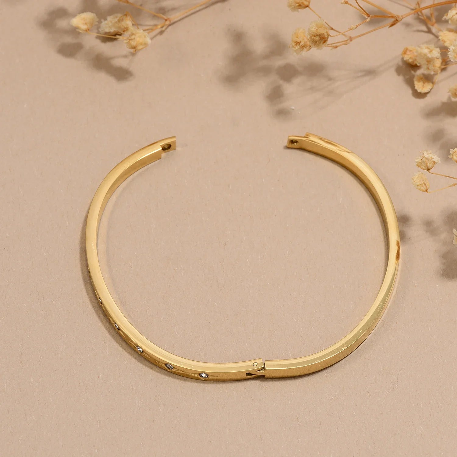 Pulseira de aço inoxidável com acabamento polido, banhada a ouro 18K com zircônias, para mulheres, à prova d'água, hipoalergênica, joia fashion.
