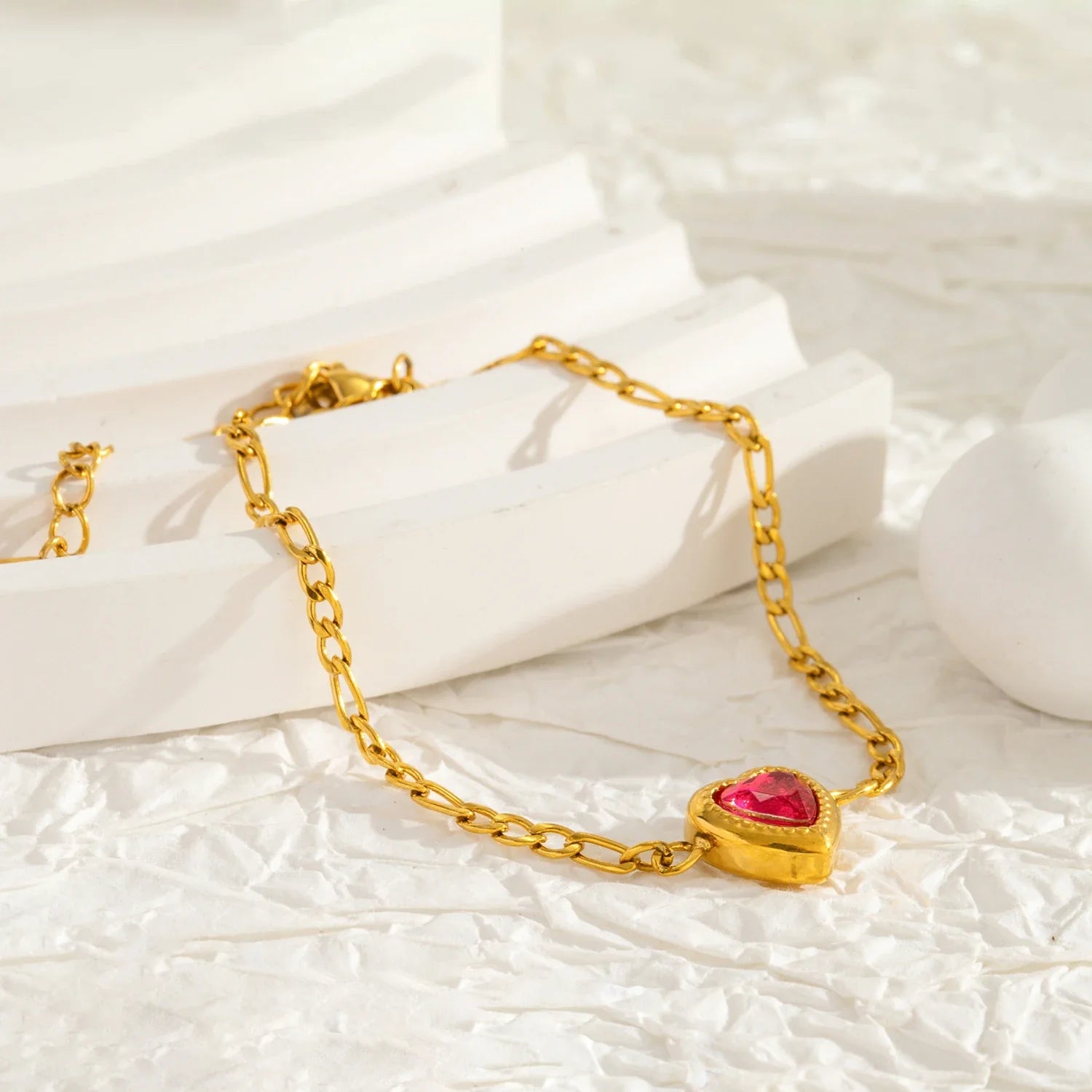 Pulseira de coração de zircônia cúbica rosa para mulheres – aço inoxidável banhado a ouro 18K – presente de corrente delicada hipoalergênica para ela