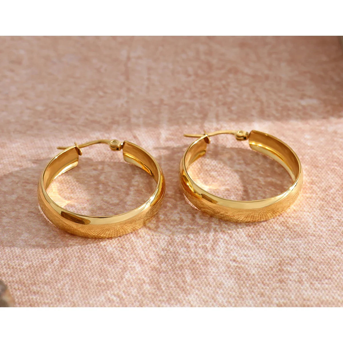 YACHAN Brincos de argola clássicos da moda em aço inoxidável para mulheres minimalistas vintage banhados a ouro 18K joias sem manchas