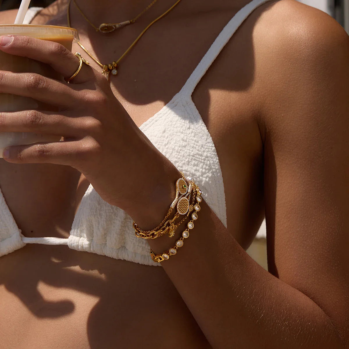 Pulseira de aço inoxidável banhada a ouro 18K com corrente assimétrica de imitação de pérolas e zircônia, modelo raquete de tênis, para mulheres.