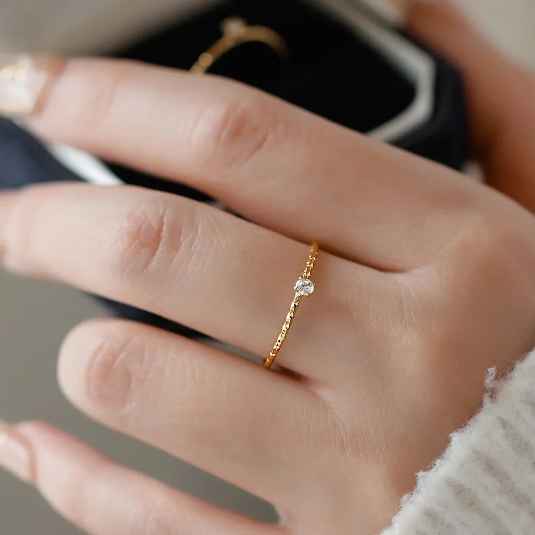 Mini anel ultrafino para mulheres, aço inoxidável banhado a ouro de zircônia única, joias minimalistas delicadas hipoalergênicas