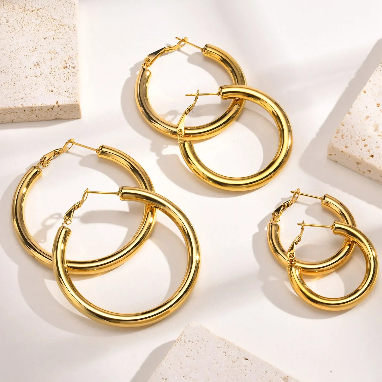 Brincos de argola circulares de 30/40/50 mm para mulheres, joias minimalistas clássicas banhadas a ouro 18k de aço inoxidável hipoalergênico
