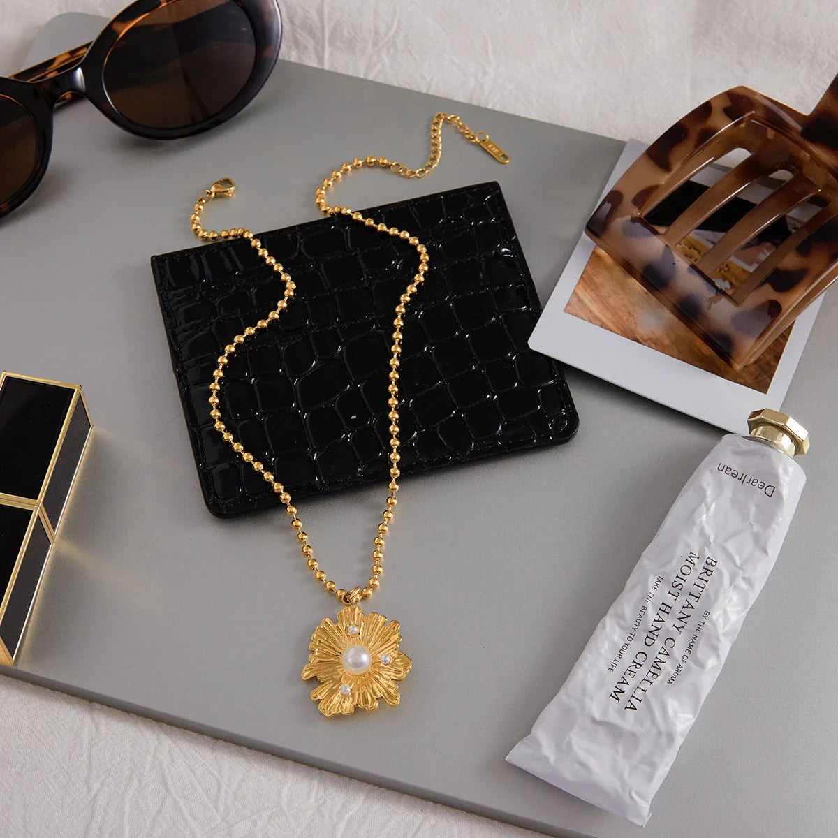 Youthway elegante imitação de pérola colar para mulheres moda 18k banhado a ouro aço inoxidável flor pingente contas corrente colar