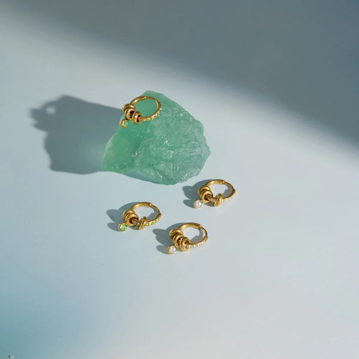 Youthway Brincos delicados com clipe de cristal branco e verde para mulheres, brincos de aço inoxidável banhados a ouro 18K, joias da moda, presente