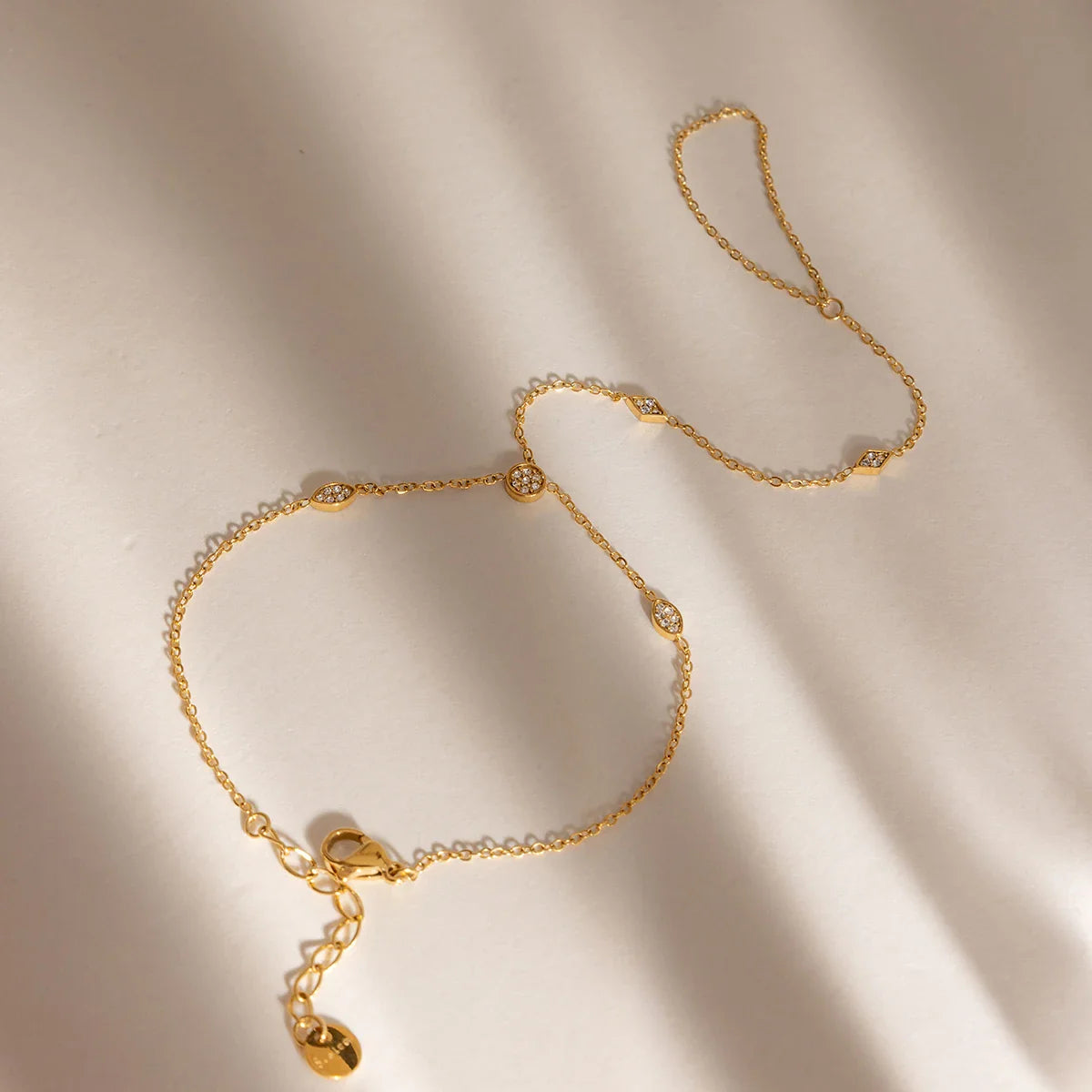 Pulseira de cristal delicada Youthway para mulheres, pulseira minimalista de aço inoxidável banhada a ouro 18K, joias da moda, presente