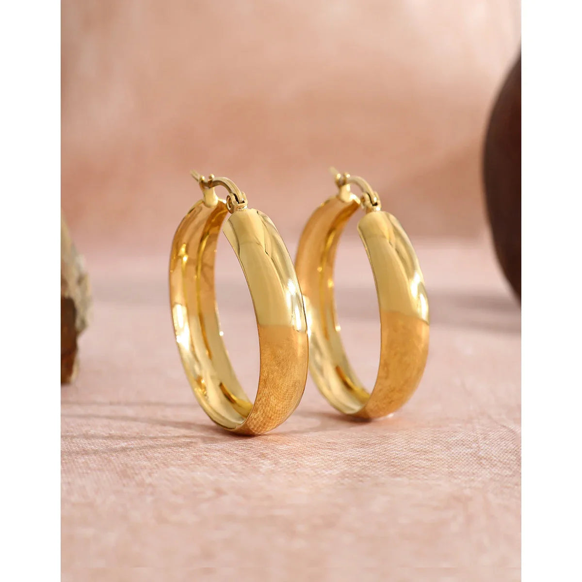 YACHAN Brincos de argola clássicos da moda em aço inoxidável para mulheres minimalistas vintage banhados a ouro 18K joias sem manchas
