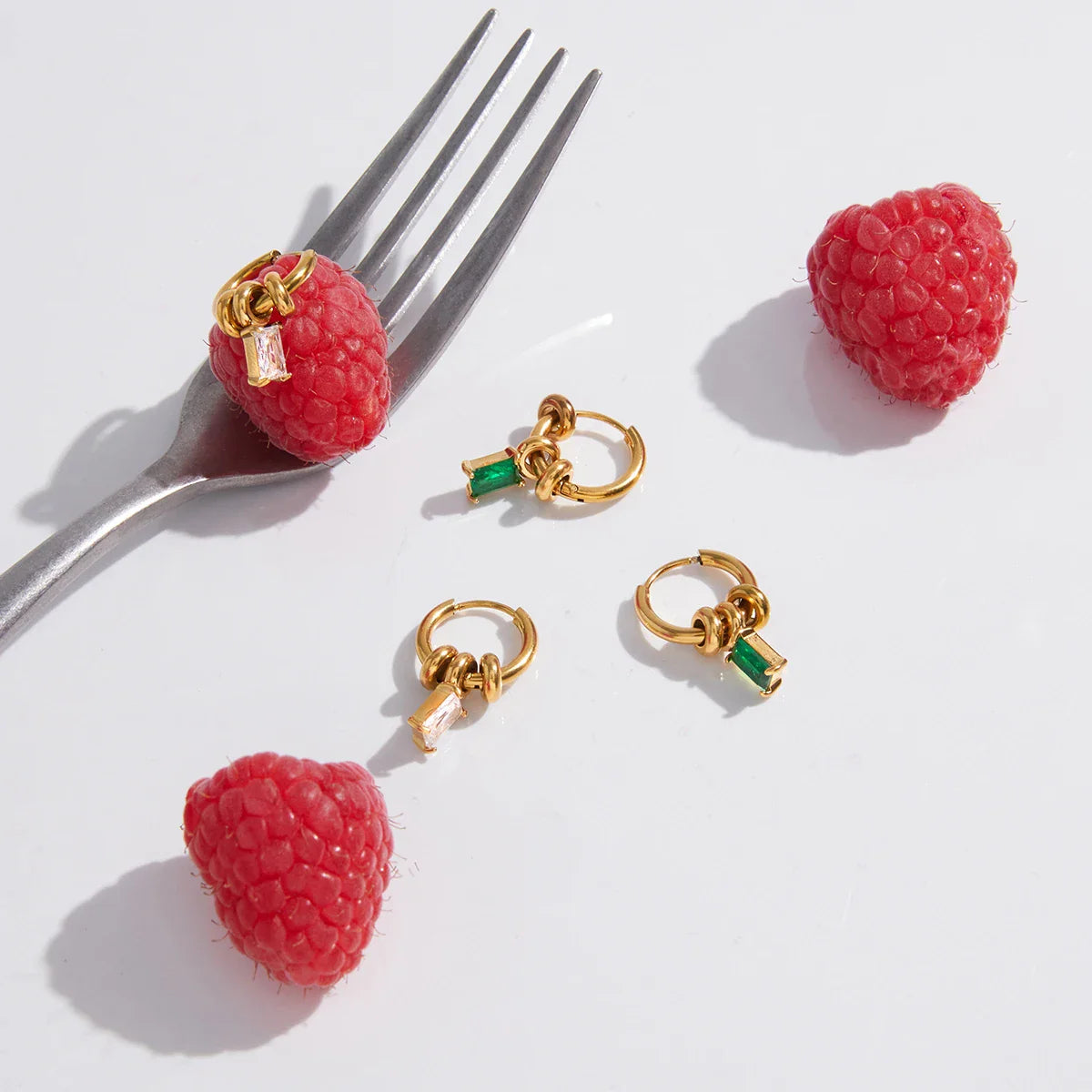 Youthway Brincos elegantes com zircônia verde e branca para mulheres, brincos de aço inoxidável banhados a ouro 18K, joias da moda, presente