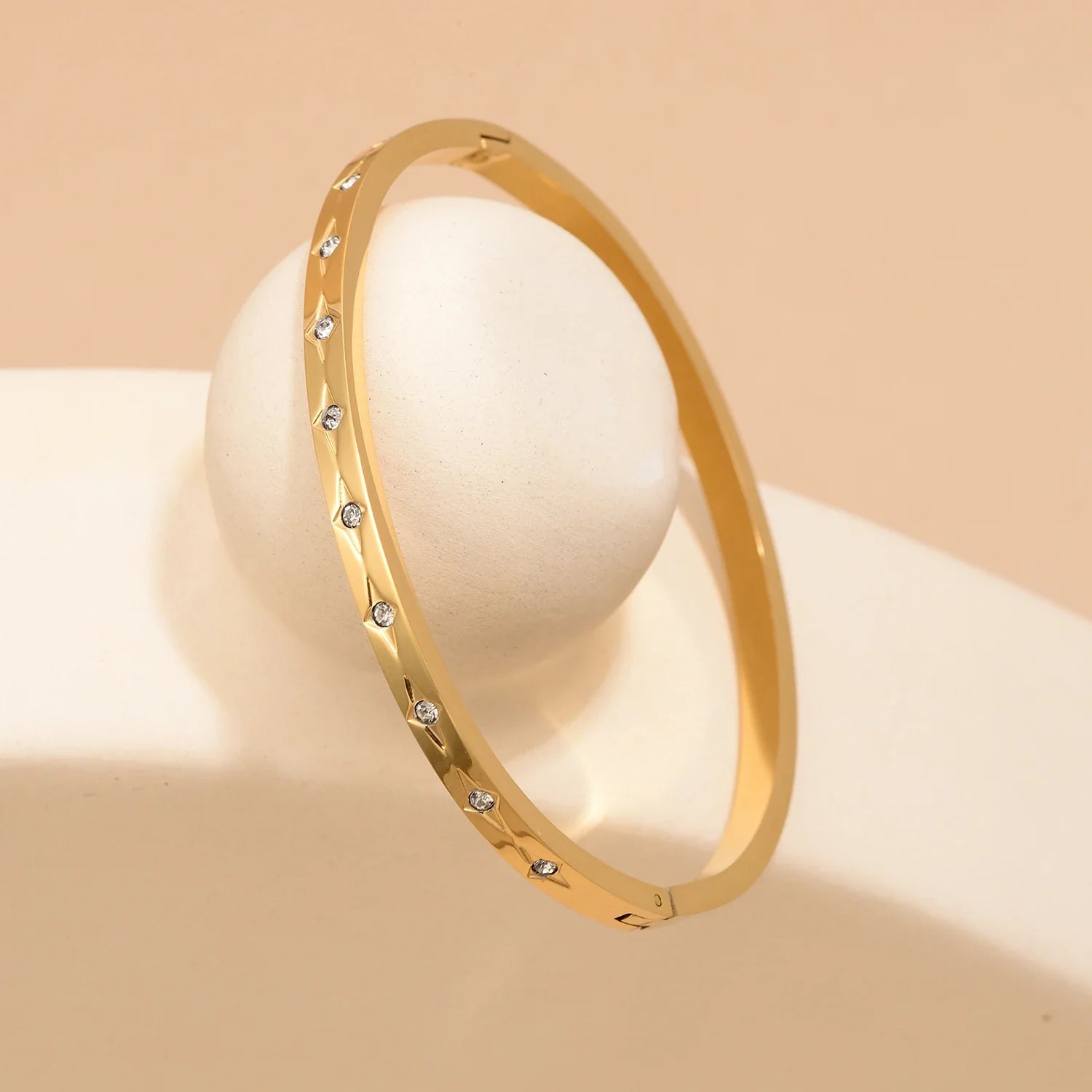 Pulseira de aço inoxidável com acabamento polido, banhada a ouro 18K com zircônias, para mulheres, à prova d'água, hipoalergênica, joia fashion.