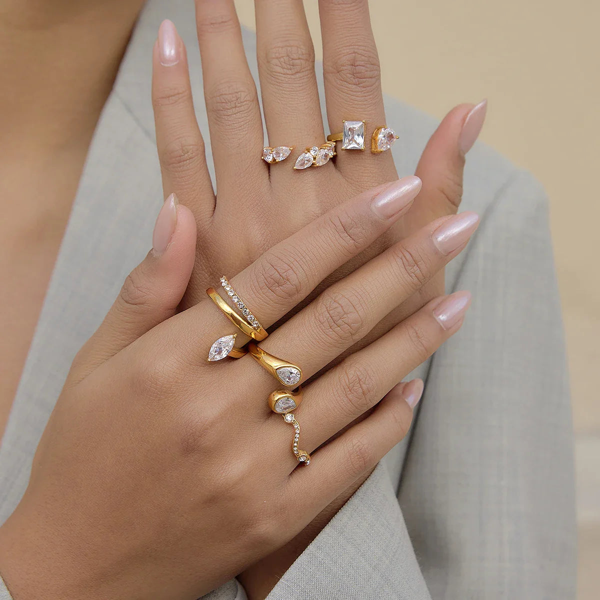 Youthway Anéis abertos de cristal de zircônia com gota de água para mulheres, minimalistas, banhados a ouro 18k, anéis de aço inoxidável, joias da moda, presente