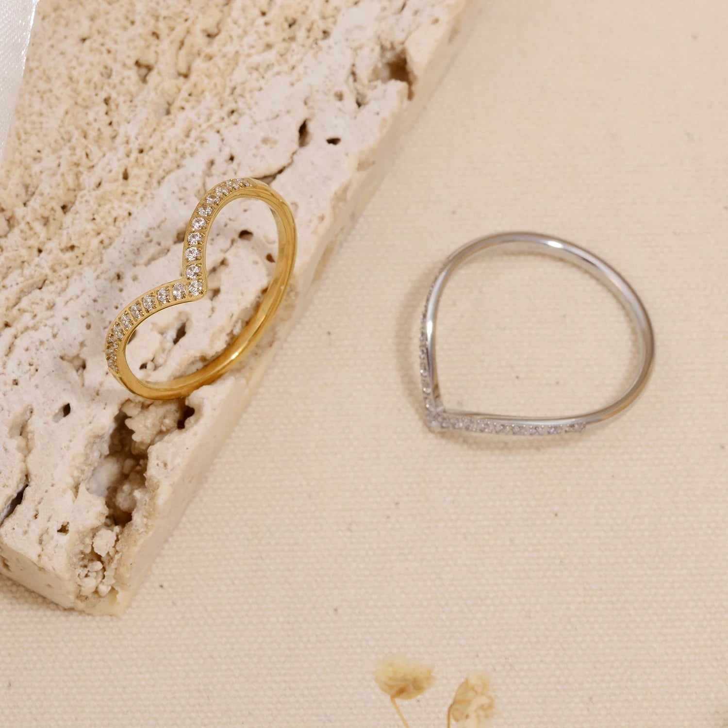 Anel de Moda em Forma de V com CZ para Mulheres, Joia de Casamento em Aço Inoxidável Hipoalergênico e à Prova d'Água
