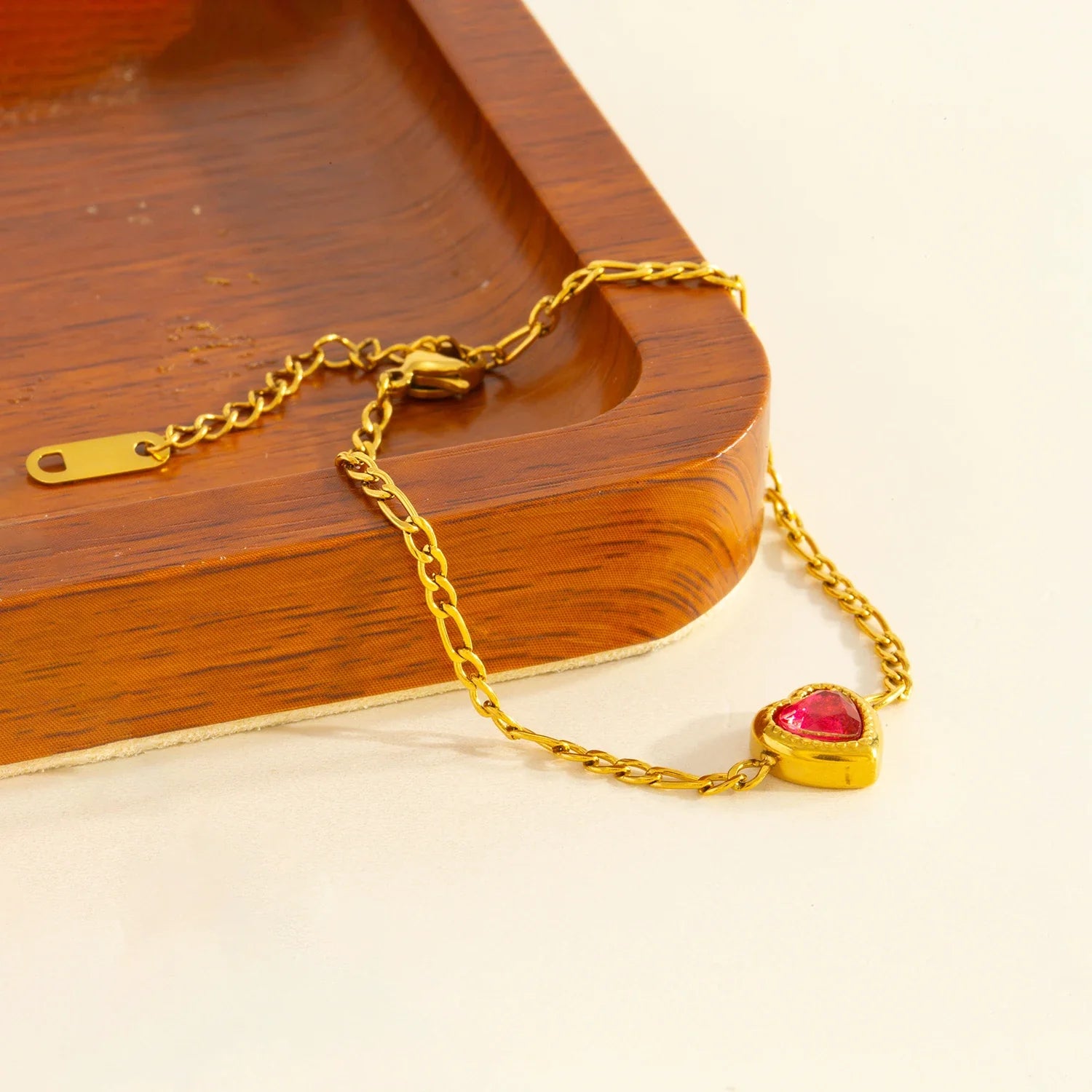Pulseira de coração de zircônia cúbica rosa para mulheres – aço inoxidável banhado a ouro 18K – presente de corrente delicada hipoalergênica para ela