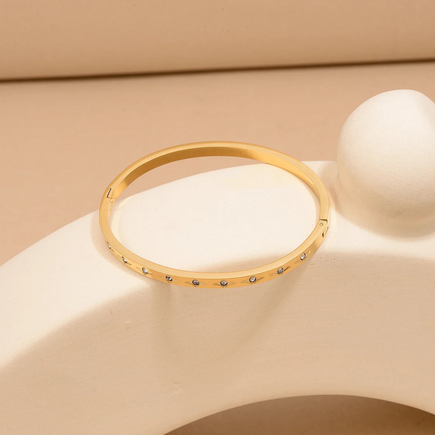 Pulseira de aço inoxidável com acabamento polido, banhada a ouro 18K com zircônias, para mulheres, à prova d'água, hipoalergênica, joia fashion.