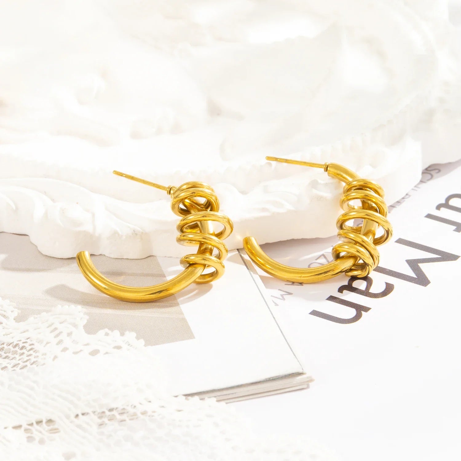 Brincos femininos de meio argola com torção em espiral – aço inoxidável hipoalergênico banhado a ouro 18K, joias leves para orelha e ajuste confortável