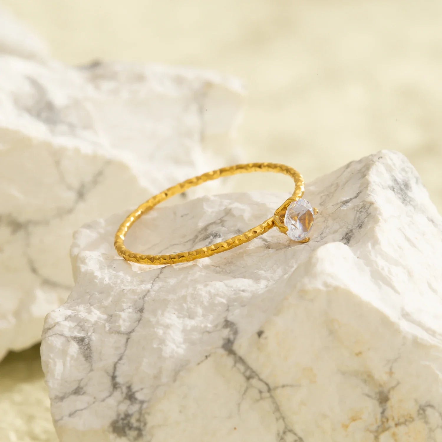 Mini anel ultrafino para mulheres, aço inoxidável banhado a ouro de zircônia única, joias minimalistas delicadas hipoalergênicas