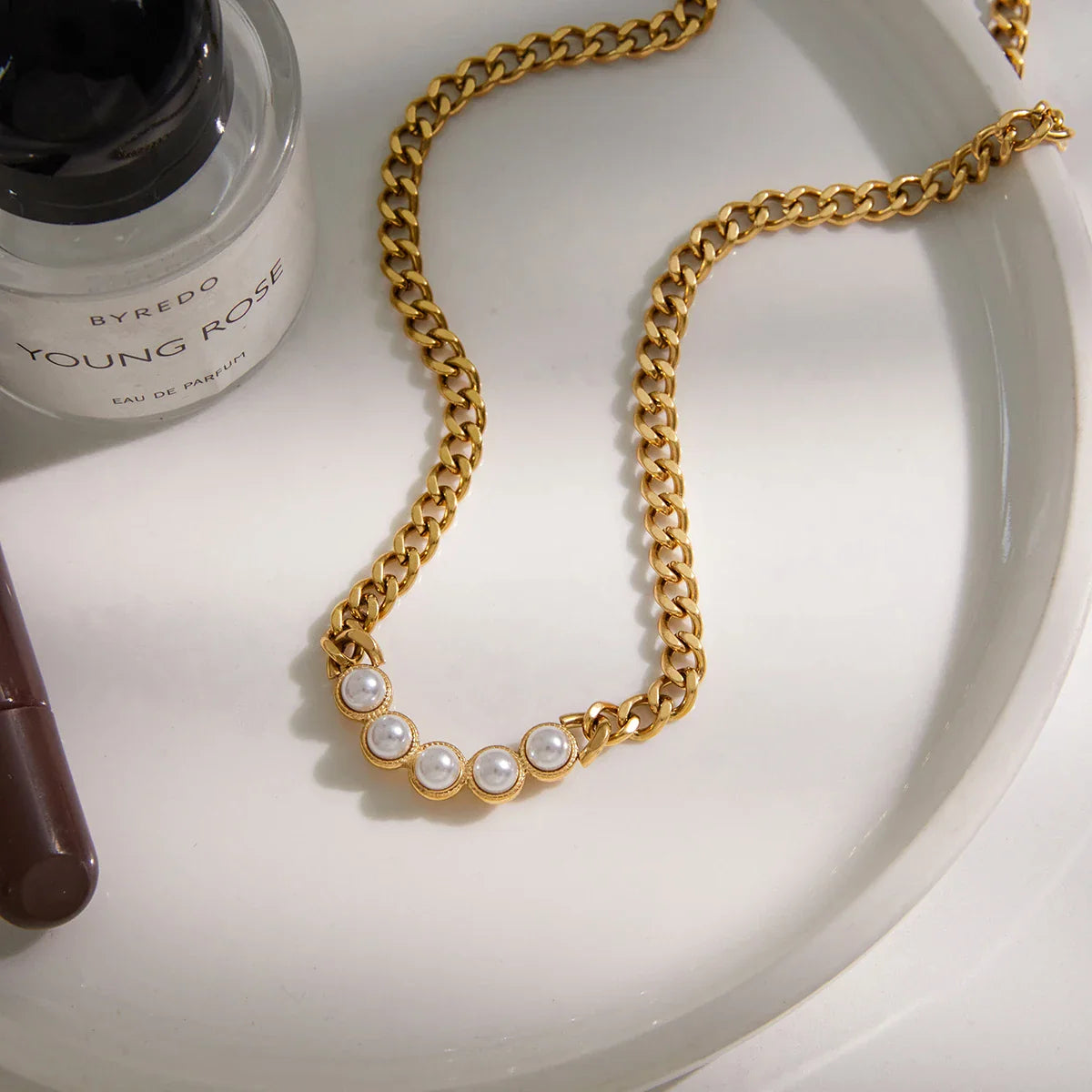 Youthway elegante imitação de pérola sorriso forma pingente colar para mulher 18k ouro pvd banhado a aço inoxidável colar de corrente cubana