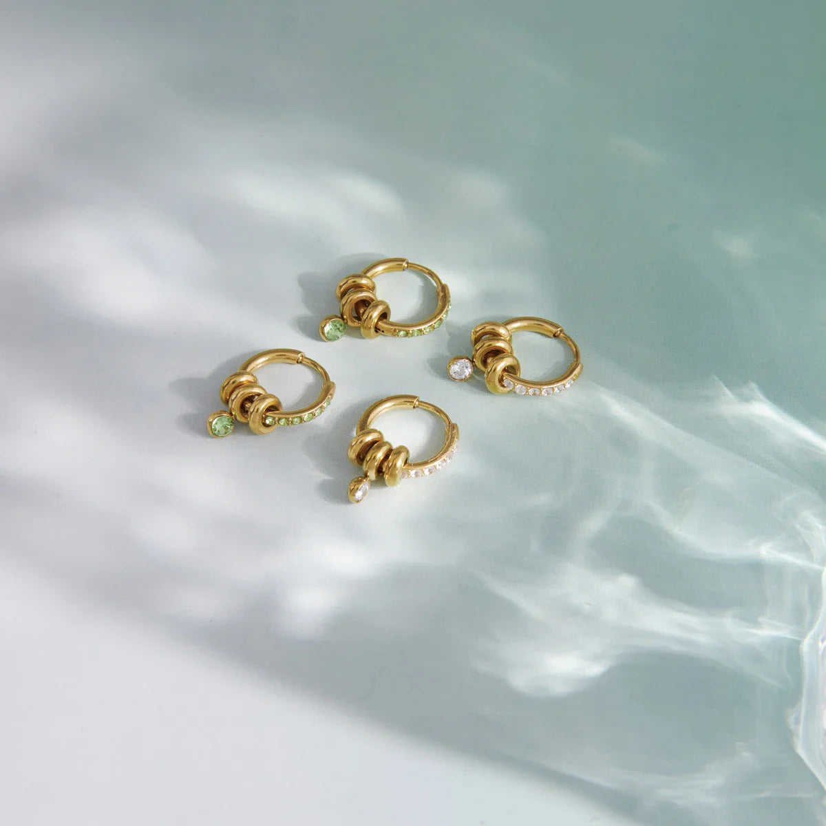 Youthway Brincos delicados com clipe de cristal branco e verde para mulheres, brincos de aço inoxidável banhados a ouro 18K, joias da moda, presente