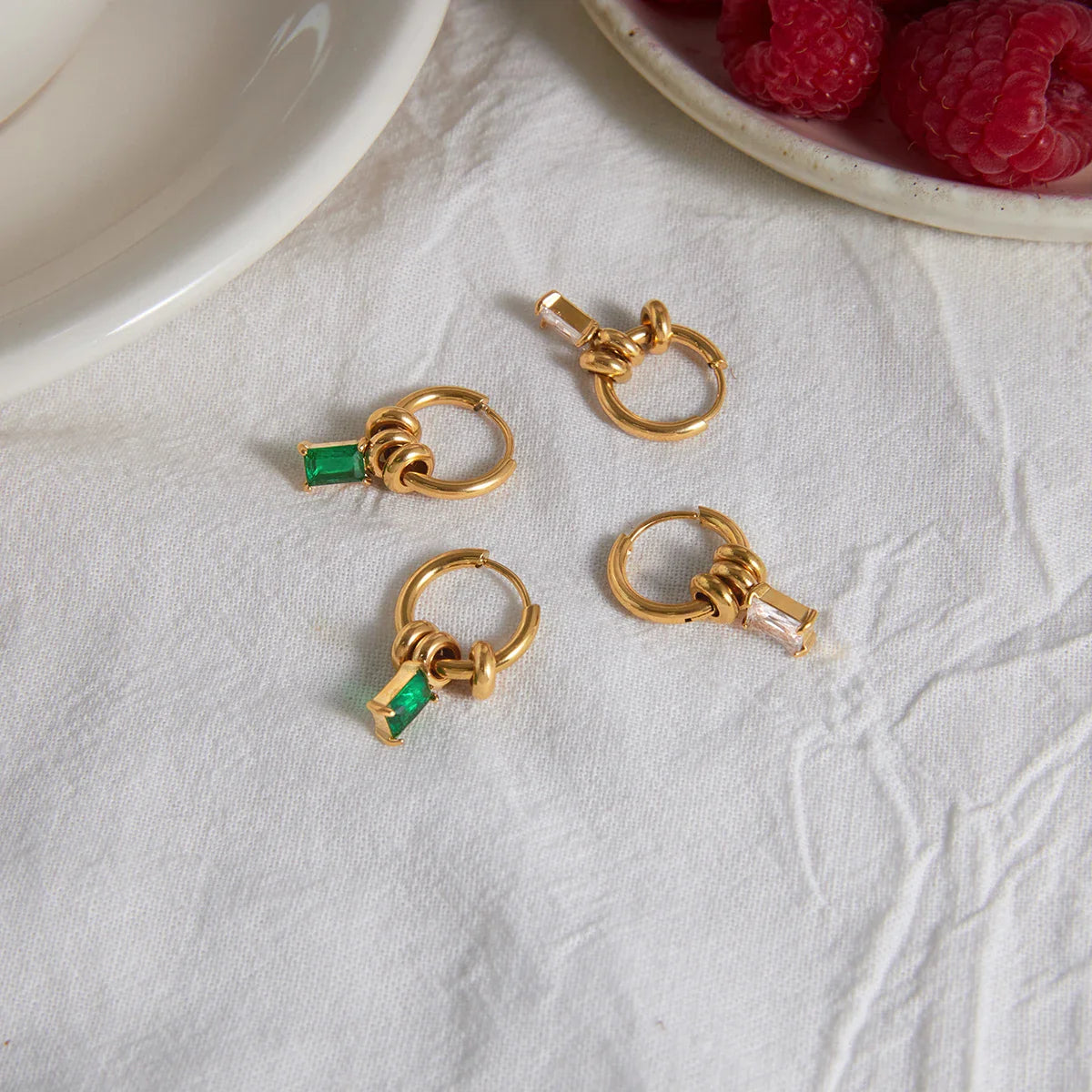 Youthway Brincos elegantes com zircônia verde e branca para mulheres, brincos de aço inoxidável banhados a ouro 18K, joias da moda, presente
