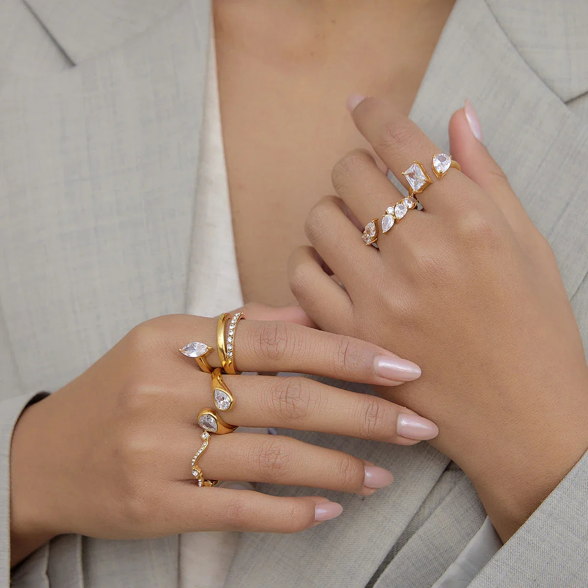 Youthway Anéis abertos de cristal de zircônia com gota de água para mulheres, minimalistas, banhados a ouro 18k, anéis de aço inoxidável, joias da moda, presente