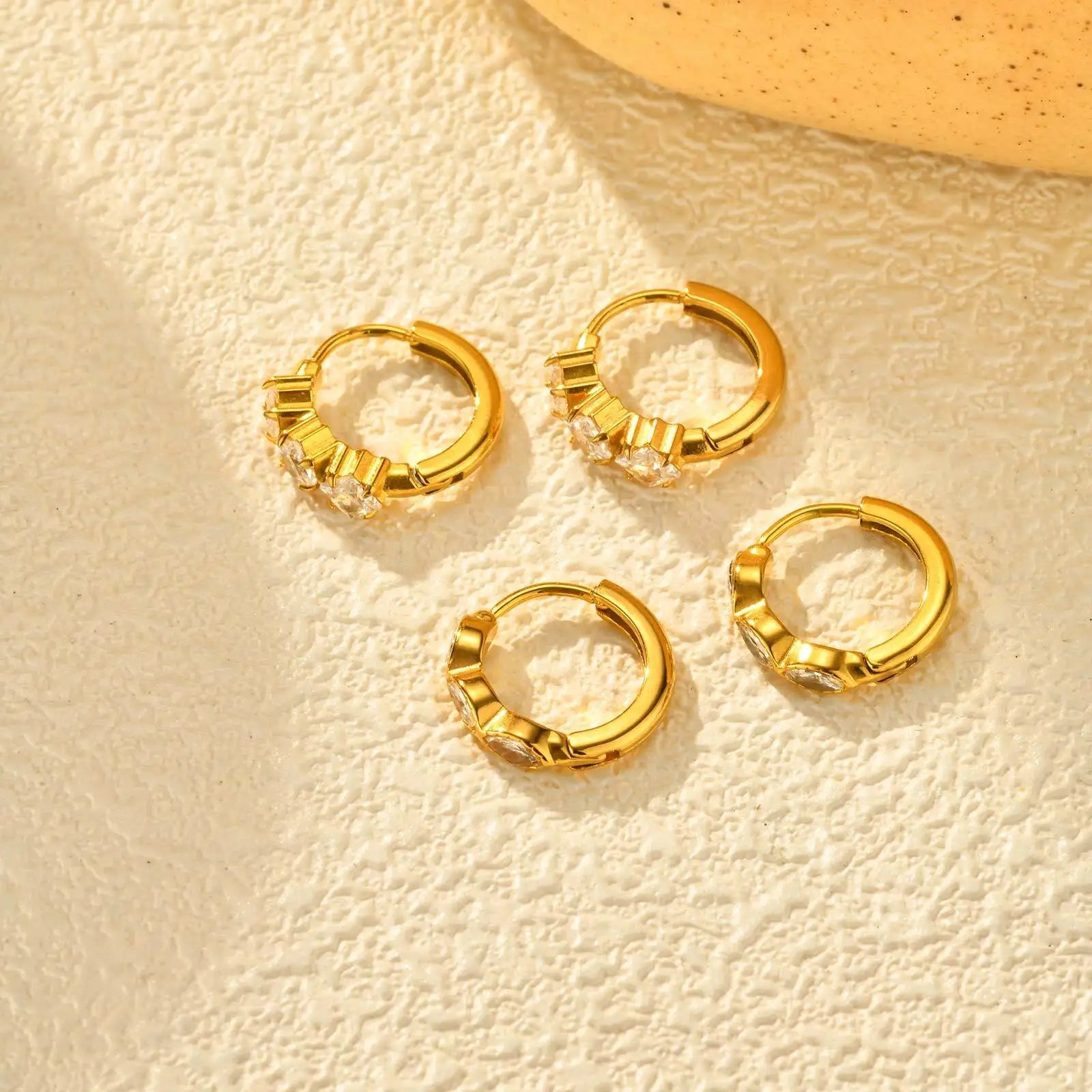 Brincos de argola de zircônia de aço inoxidável, brincos pequenos redondos huggie, joias de orelha de piercing de círculo de zircônia feminino