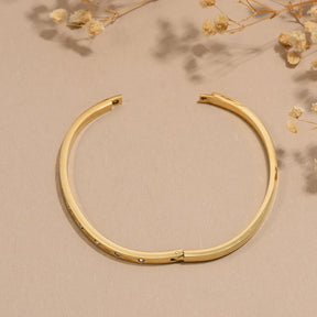 Pulseira de aço inoxidável com acabamento polido, banhada a ouro 18K com zircônias, para mulheres, à prova d'água, hipoalergênica, joia fashion.