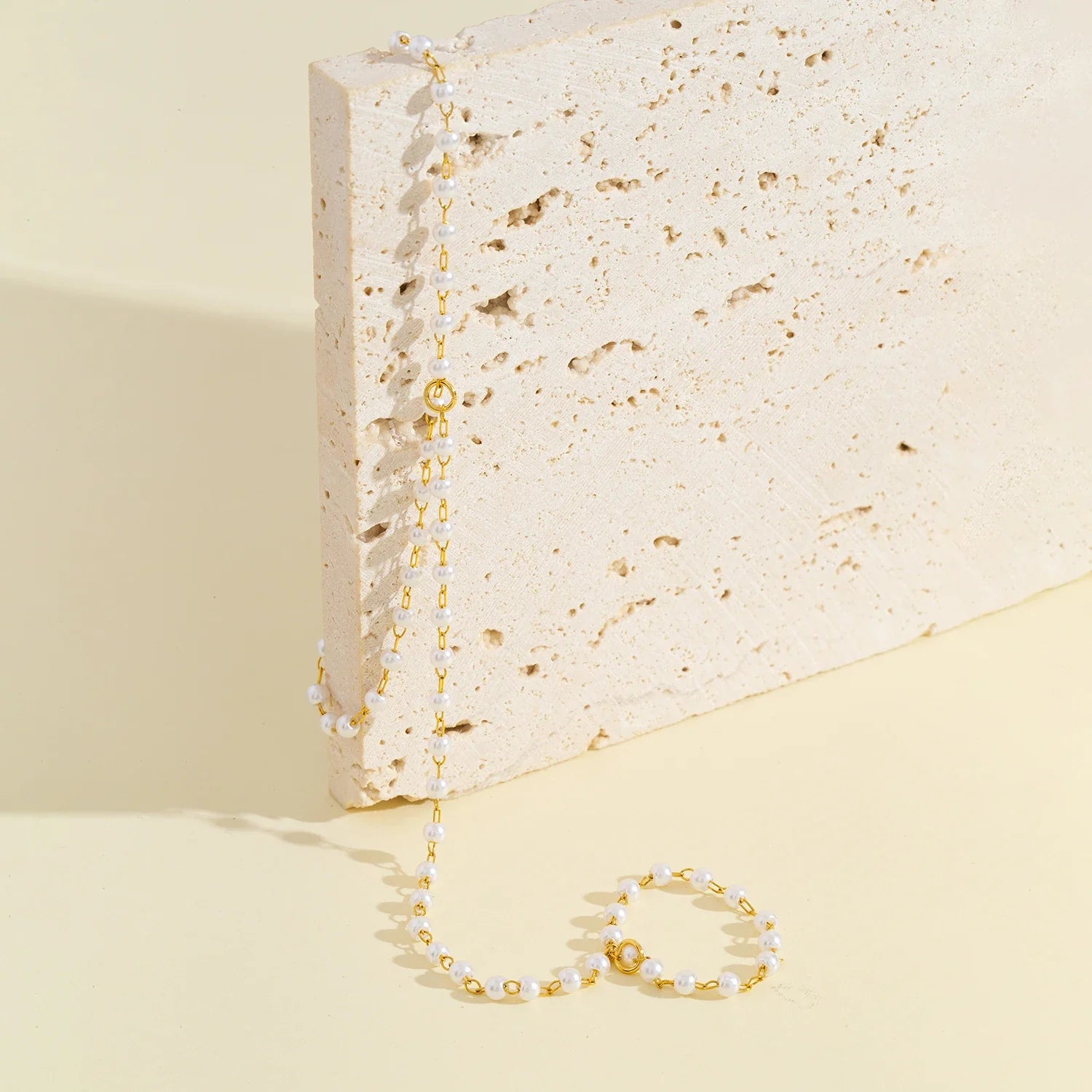 Pulseira de Pérolas Falsas Banhada a Ouro 18K