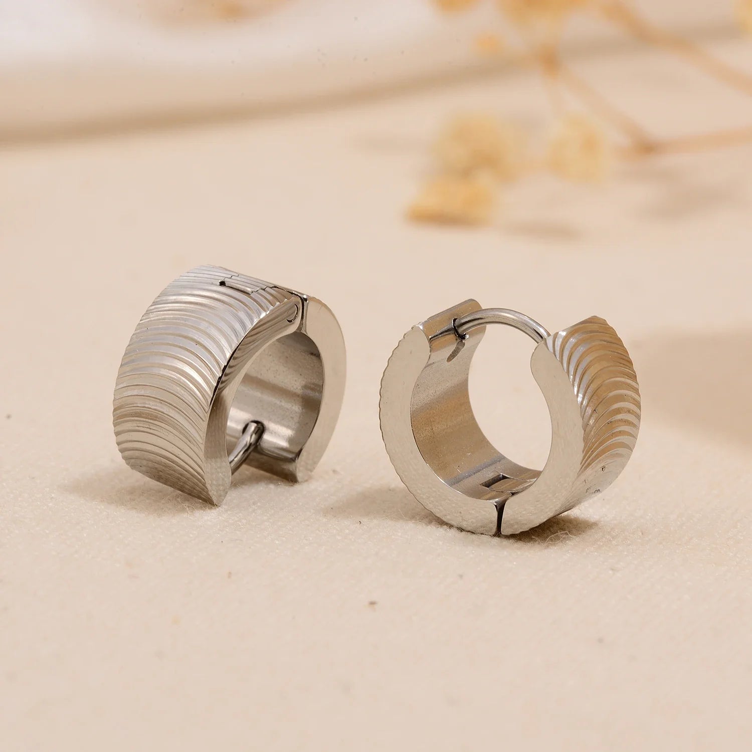 Brincos Clássicos Listrados, Pequenos, em Aço Inoxidável com Revestimento de Ouro 18K, Hipoalergênicos para Mulheres, Presente de Joias Delicadas para o Dia a Dia