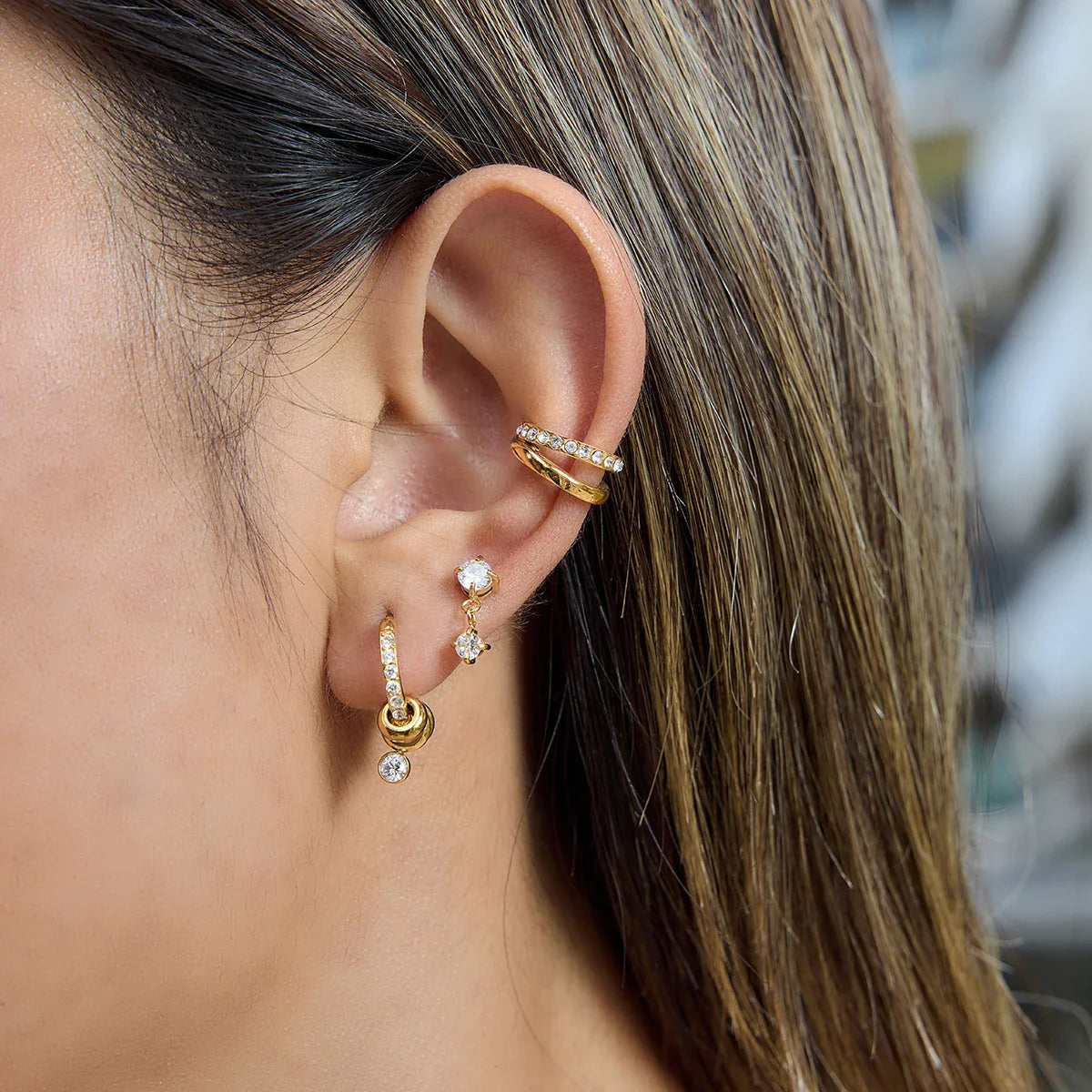 Youthway Brincos delicados com clipe de cristal branco e verde para mulheres, brincos de aço inoxidável banhados a ouro 18K, joias da moda, presente