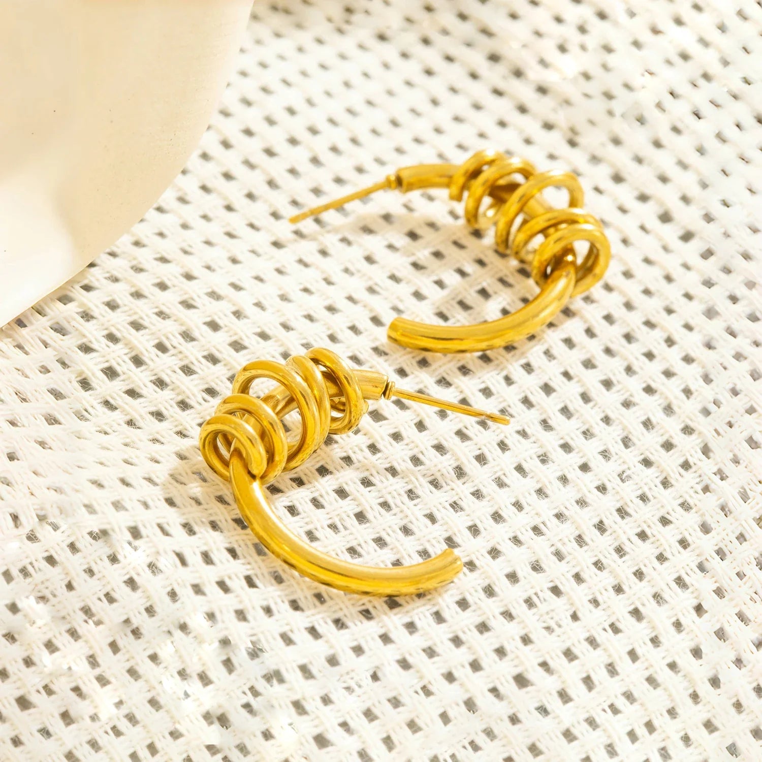 Brincos femininos de meio argola com torção em espiral – aço inoxidável hipoalergênico banhado a ouro 18K, joias leves para orelha e ajuste confortável