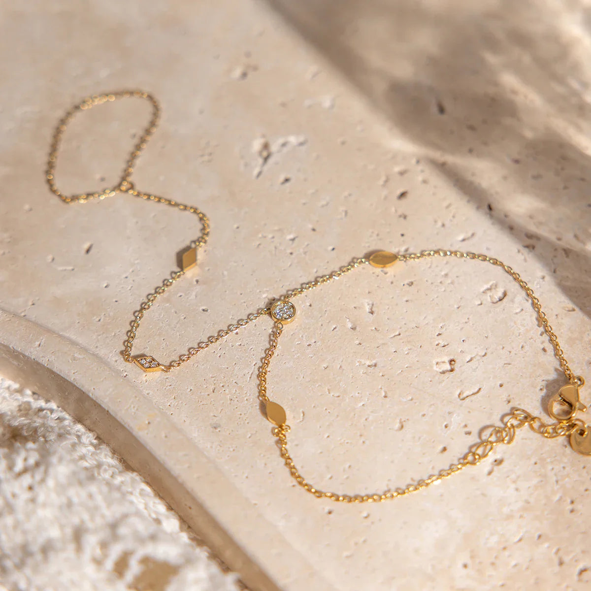 Pulseira de cristal delicada Youthway para mulheres, pulseira minimalista de aço inoxidável banhada a ouro 18K, joias da moda, presente