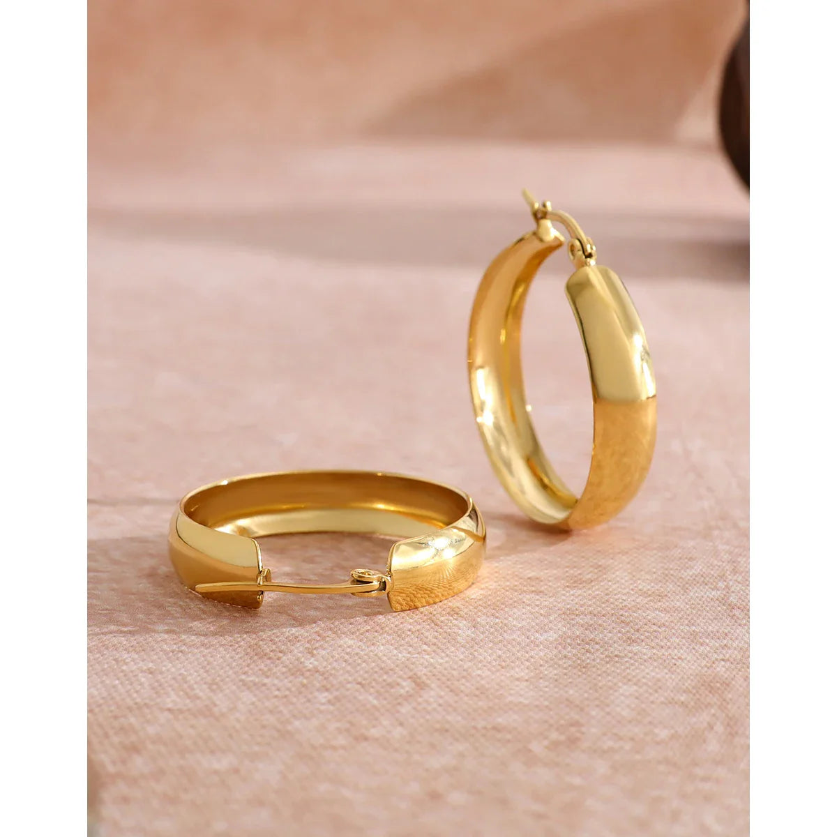 YACHAN Brincos de argola clássicos da moda em aço inoxidável para mulheres minimalistas vintage banhados a ouro 18K joias sem manchas