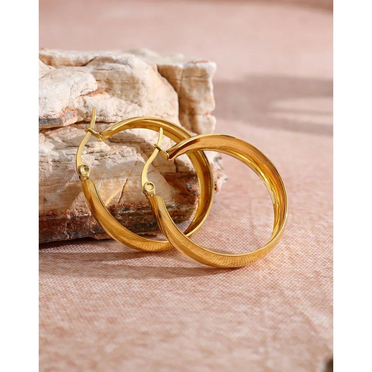 YACHAN Brincos de argola clássicos da moda em aço inoxidável para mulheres minimalistas vintage banhados a ouro 18K joias sem manchas
