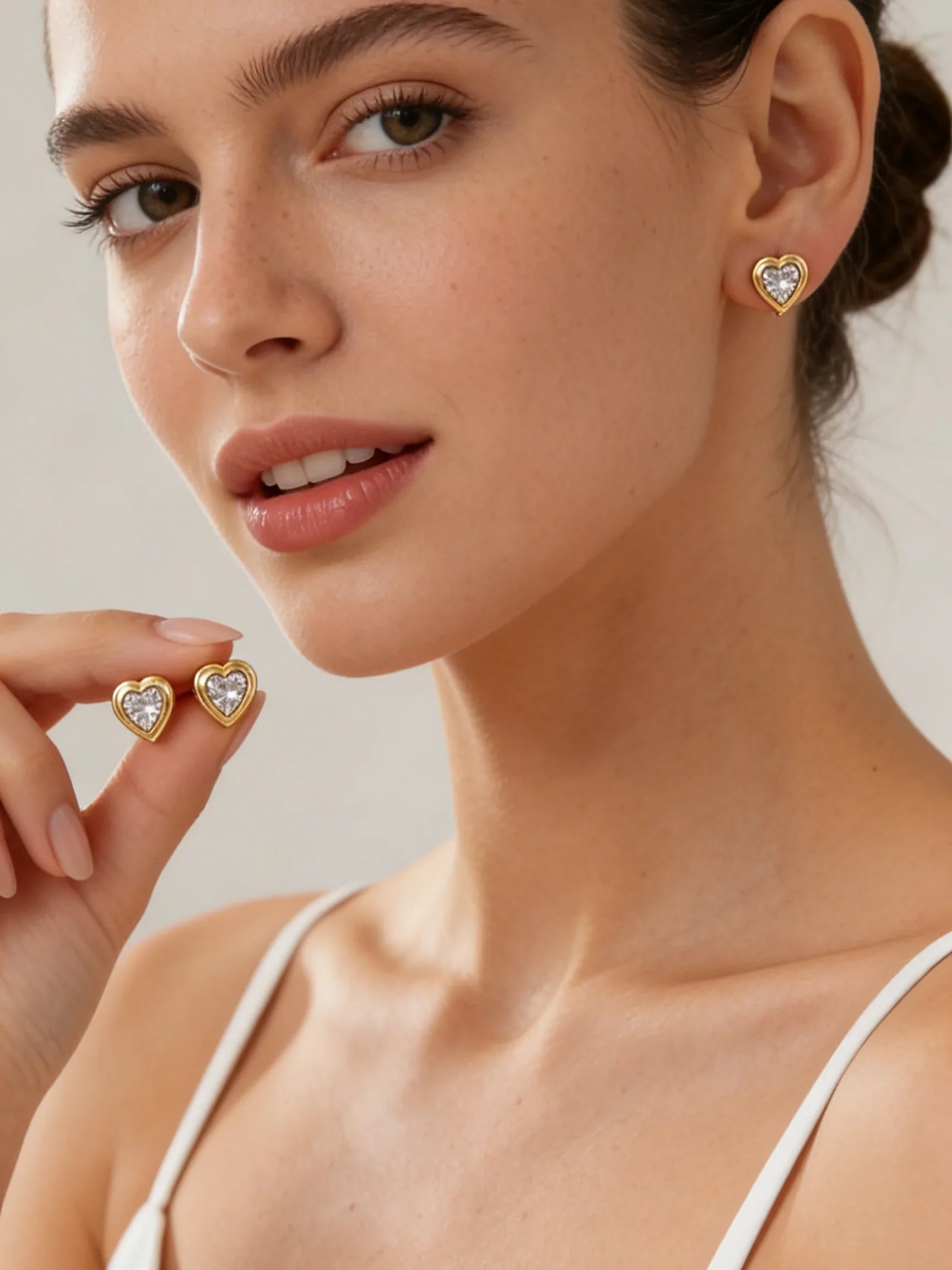 Brincos de Coração em Zircônia Dourada Luxuosos e Elegantes para Mulheres, Joias Minimalistas Hipoalergênicas para Uso Diário