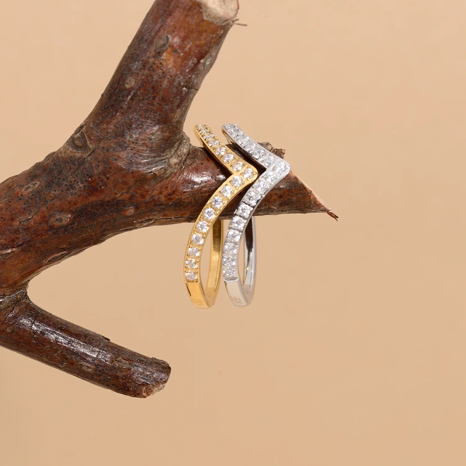 Anel de Moda em Forma de V com CZ para Mulheres, Joia de Casamento em Aço Inoxidável Hipoalergênico e à Prova d'Água