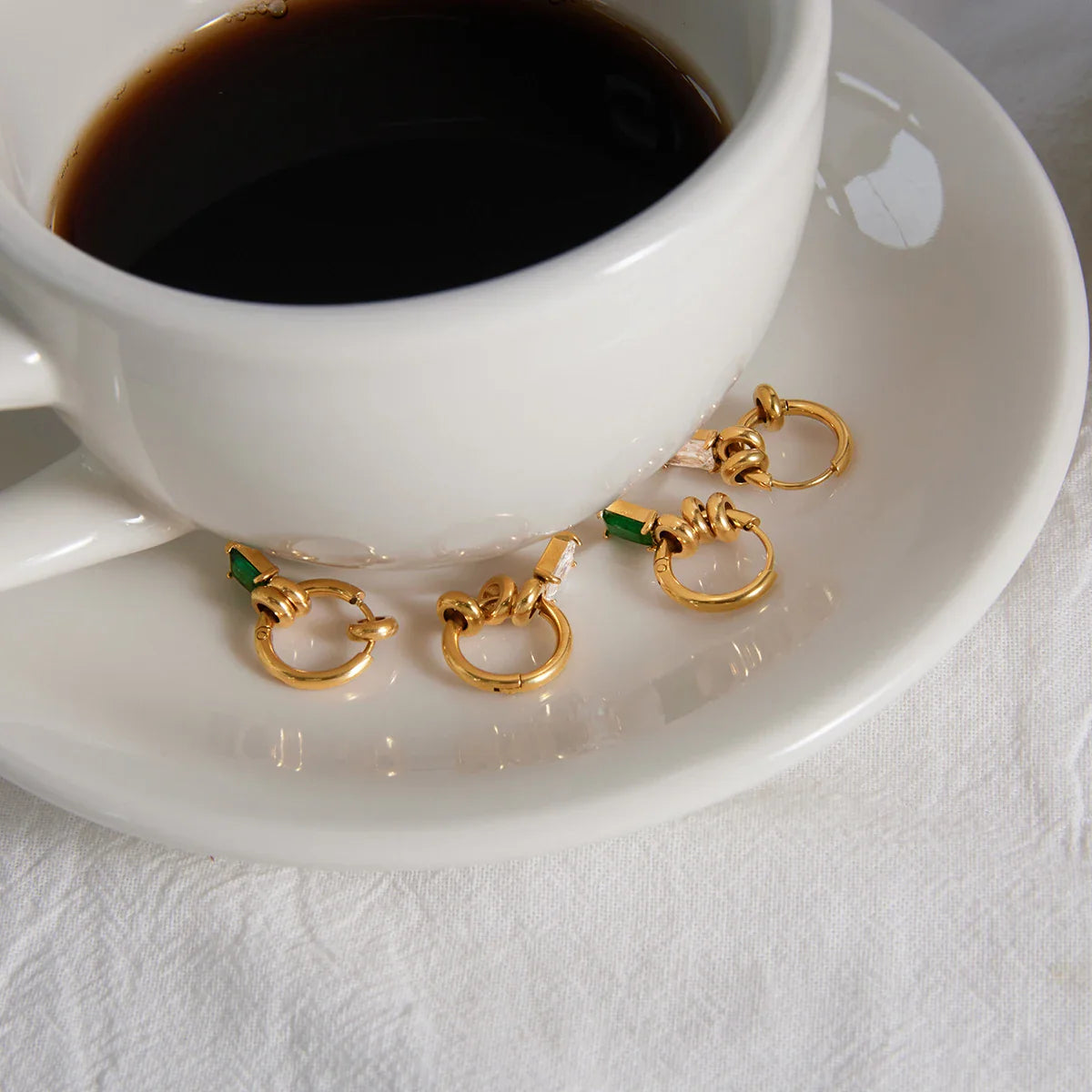 Youthway Brincos elegantes com zircônia verde e branca para mulheres, brincos de aço inoxidável banhados a ouro 18K, joias da moda, presente
