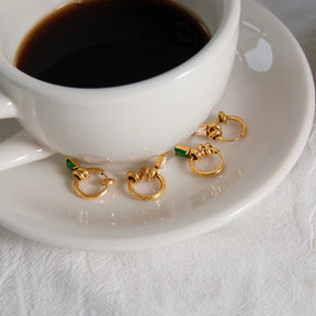 Youthway Brincos elegantes com zircônia verde e branca para mulheres, brincos de aço inoxidável banhados a ouro 18K, joias da moda, presente